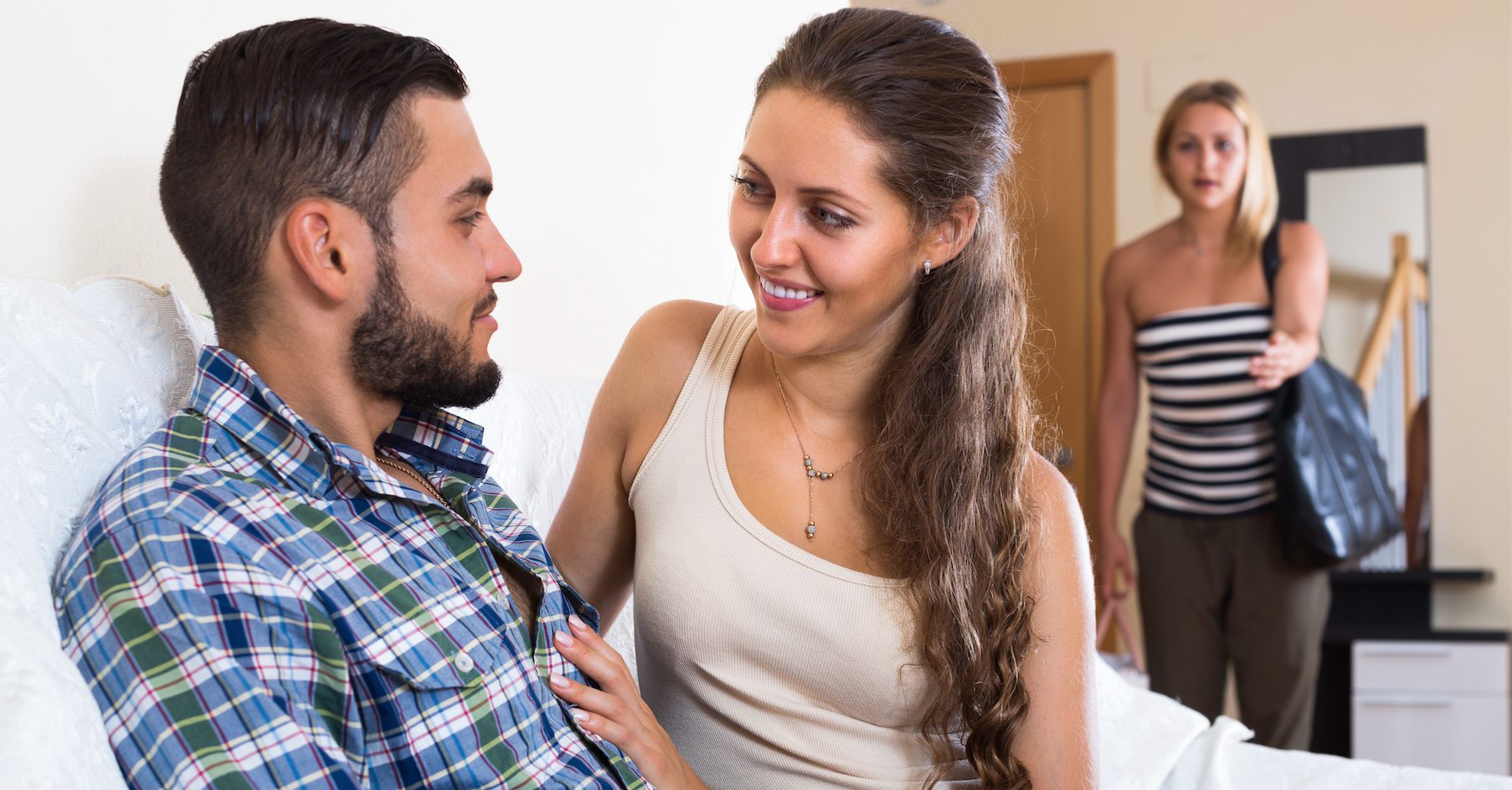 4 choses BIZARRES qu’ont en commun les infidèles, selon la science