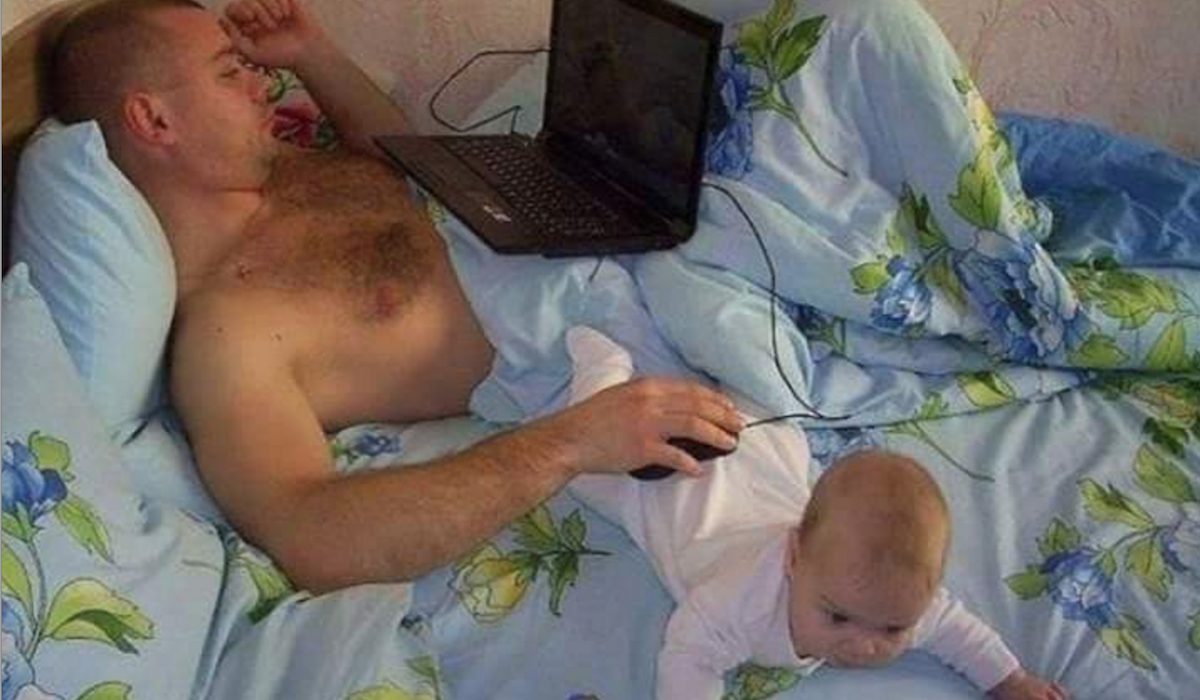 On comprend maintenant pourquoi notre blonde est stressée de nous laisser seuls avec notre enfant
