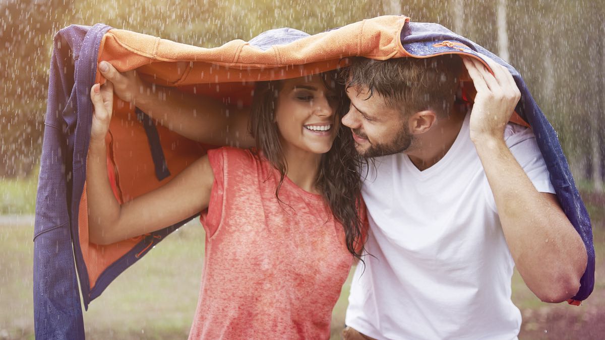 10 choses trop simples que les gars font et qui font «mouiller» instantanément les filles
