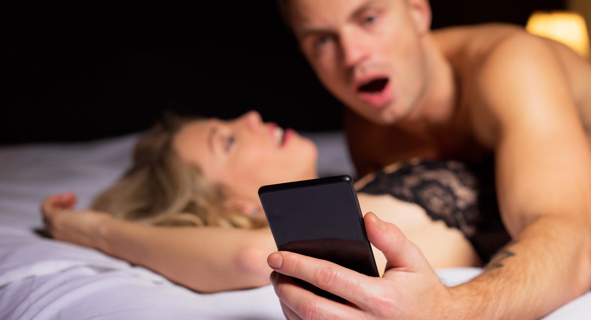 Les 6 meilleures positions pour regarder son cellulaire pendant qu’on fait l’amour