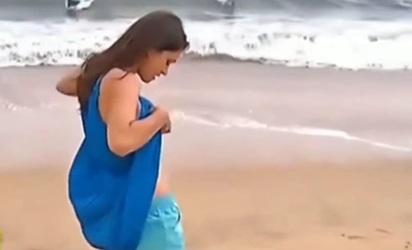 Oups! Cette journaliste trop sexy perd son haut de bikini en plein reportage!