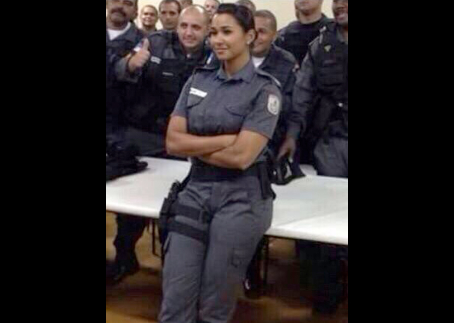 Cette policière sexy arrête le chef d’un gang. Le gang réplique en publiant des photos nues d’elle!