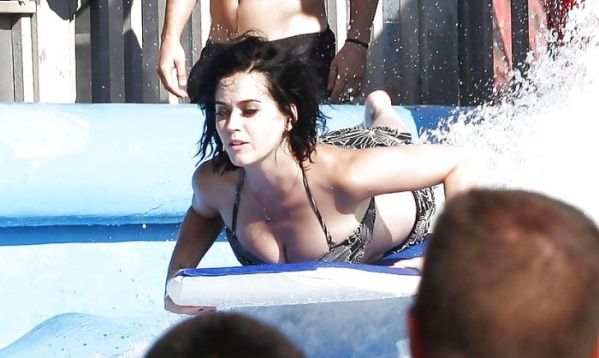 Oups! Katy Perry perd son bikini aux glissades d’eau!