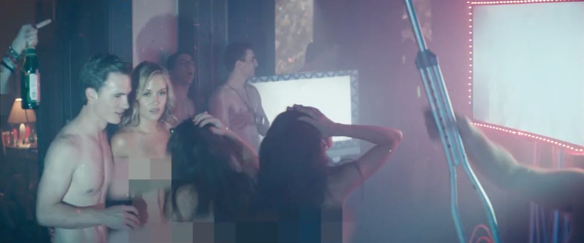 Un party se transforme en véritable orgie alors que tout le monde devient vite très saoul et très excité
