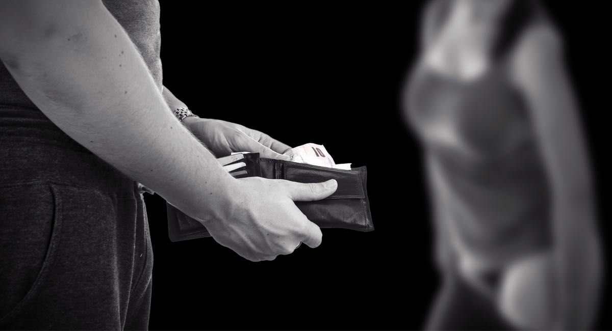 Voici combien d’argent il faut pour qu’une fille se mette nue devant une caméra ou commettre un meurtre, selon la science