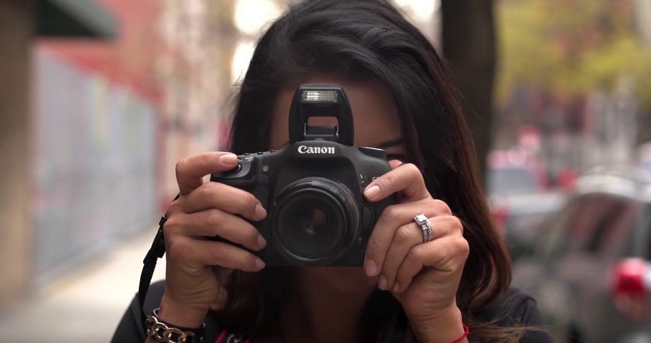 Vous ne devinerez jamais combien cette chix est payée pour photographier des membres en érection