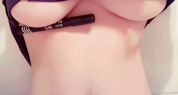 La nouvelle mode des réseaux sociaux: mettre un crayon sous son sein et se prendre en photo