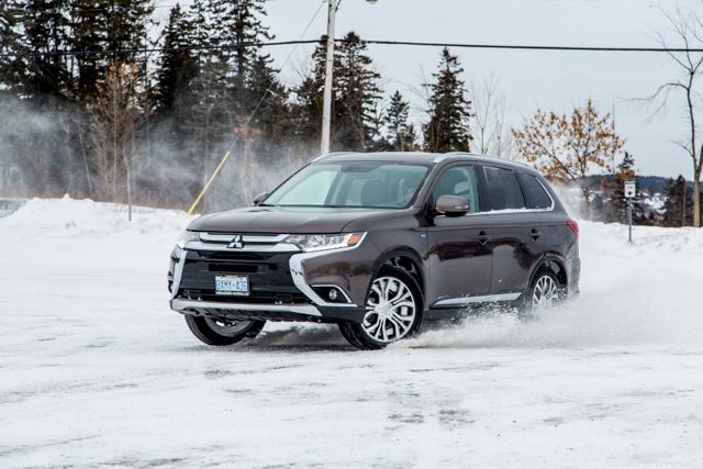 Conduite préventive Mitsubishi : le contrôle du volant et la traction intégrale S-AWC