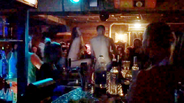 Pour fêter la St-Valentin, ce jeune couple a décidé de faire l’amour en plein milieu d’un club…