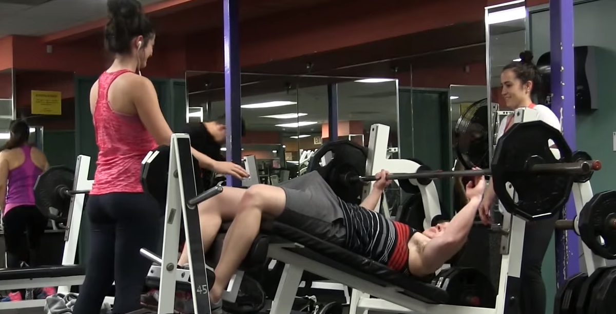 Malaise extrême! Ce gars à une érection en plein milieu du gym! La réaction des autres est ÉPIQUE!