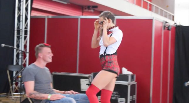 Il reçoit un striptease par une fille trop sexy juste à tant que CECI vienne tout gâcher!