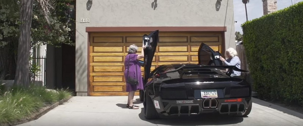 Quand Grand-maman prend la Lambo