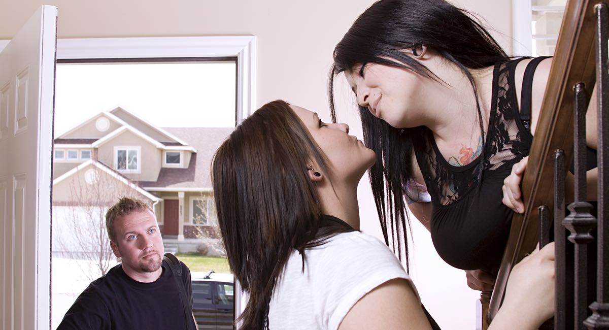 Elle couche avec la soeur de son chum chaque fois qu'il sort de la maison et elle est incapable d'arrêter