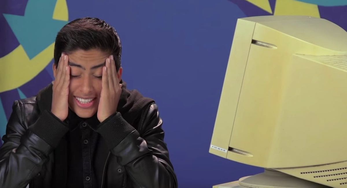 Des jeunes utilisent pour la 1re fois Windows 95. Difficile de ne pas se sentir vraiment vieux après!
