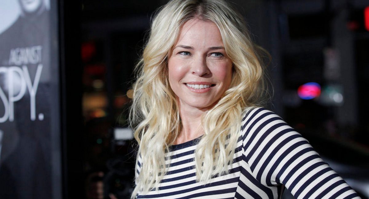 Chelsea Handler prend ENCORE un selfie d’elle complètement NUE!