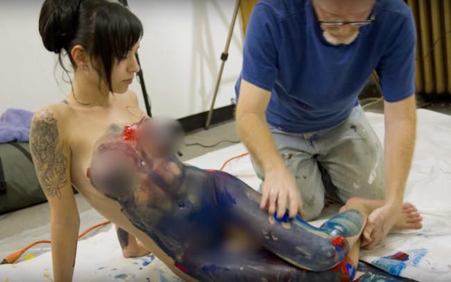 Ce gars fait des toiles avec des seins de filles trop sexy. La meilleure job au monde?