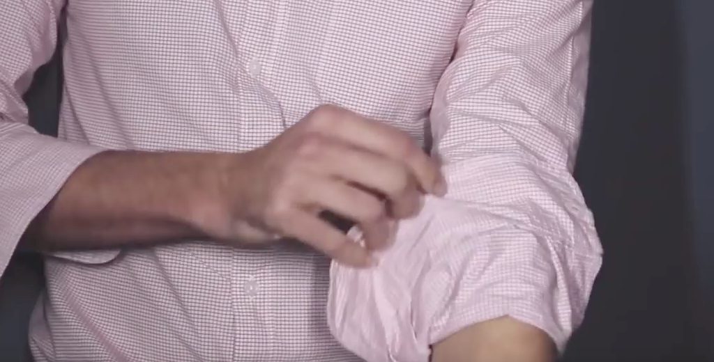 Comment rouler tes manches de chemise correctement (tu le fais probablement mal)