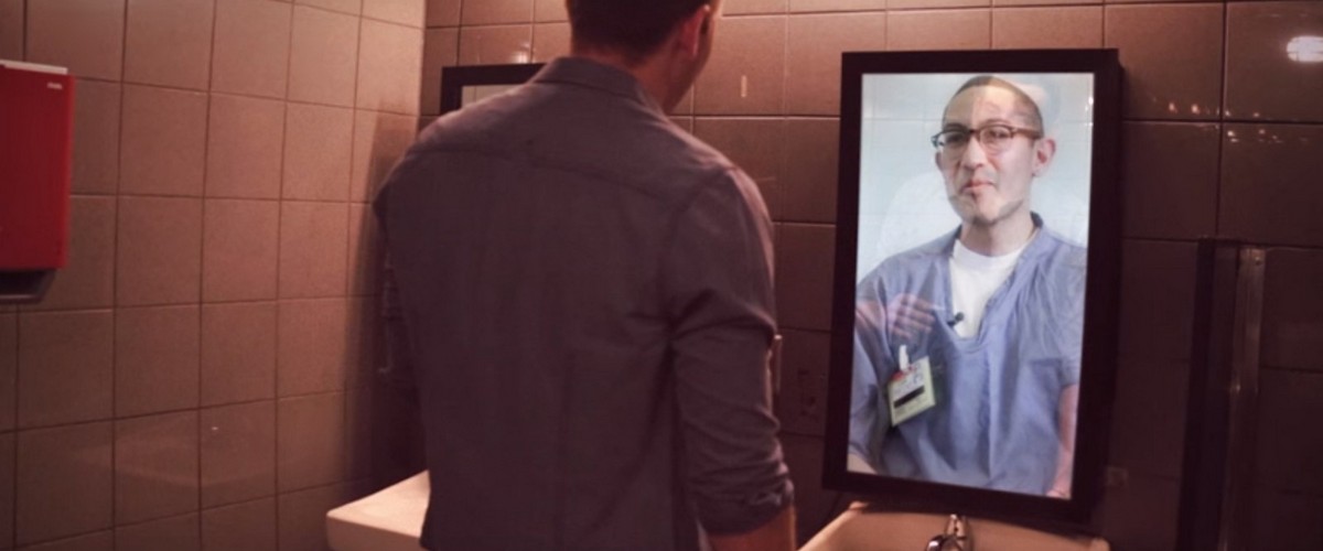 Ce miroir installé dans les toilettes d’un bar vous empêchera de prendre le volant saoul!