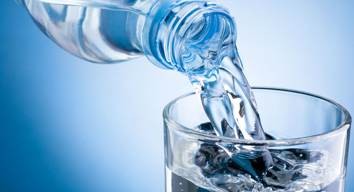 Voici combien d’eau tu devrais boire avant, durant et après un entrainement
