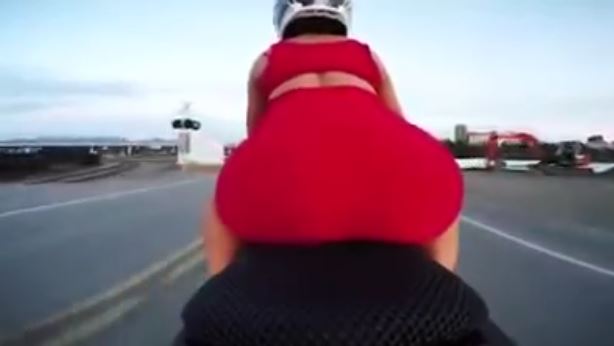 Voici pourquoi faire de la moto en mini-jupe est la pire idée qui soit!