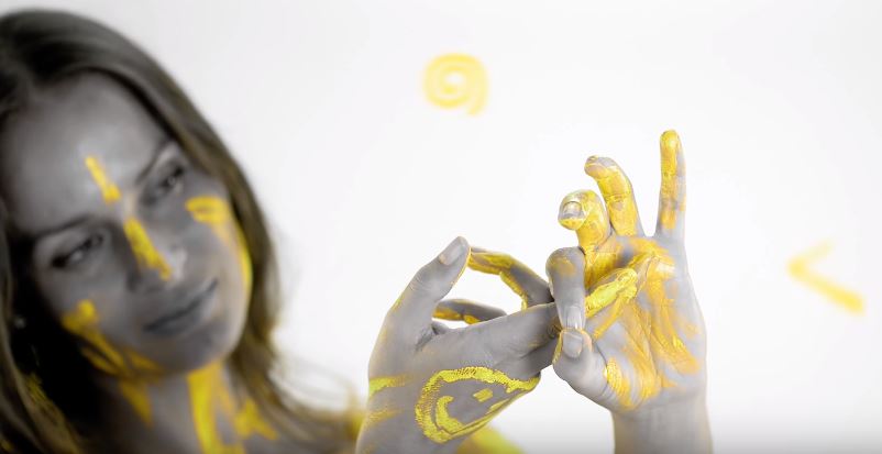Cette fille topless te donne ses 4 secrets pour passer le doigt à ta blonde comme un pro