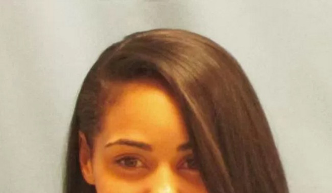 Cette chix est la nouvelle criminelle la plus sexy au monde! On dirait Emilia Clarke!