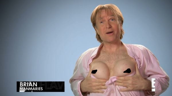 Pour remporter un pari de 100 000$, il s'est fait mettre de faux seins. Le résultat est surprenant.