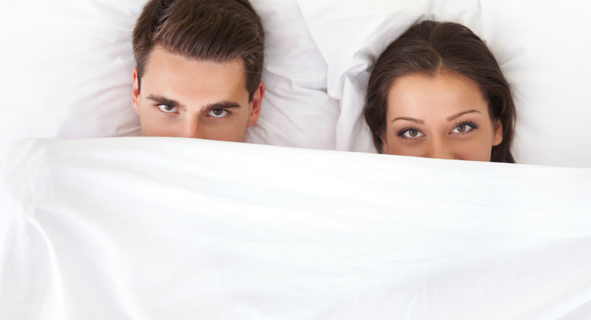 Ce couple a été forcé de perdre leur virginité devant leur famille (photos NSFW). Vraiment?