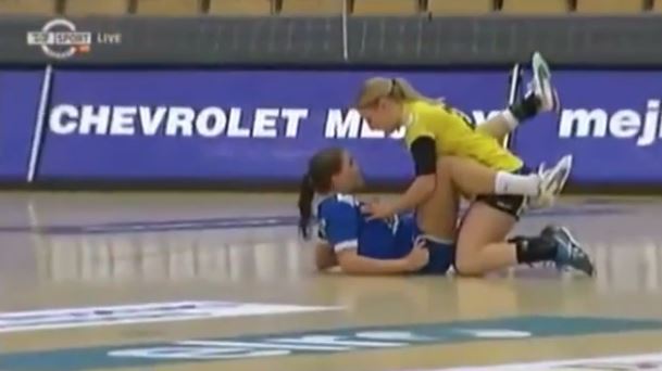 Ces joueuses surprises en train de se tripoter les seins en plein match