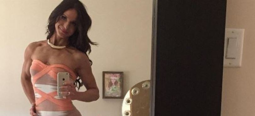 Elle s’est fait ramasser parce qu’elle a porté cette robe à un mariage. Trop vulgaire, d’après vous?