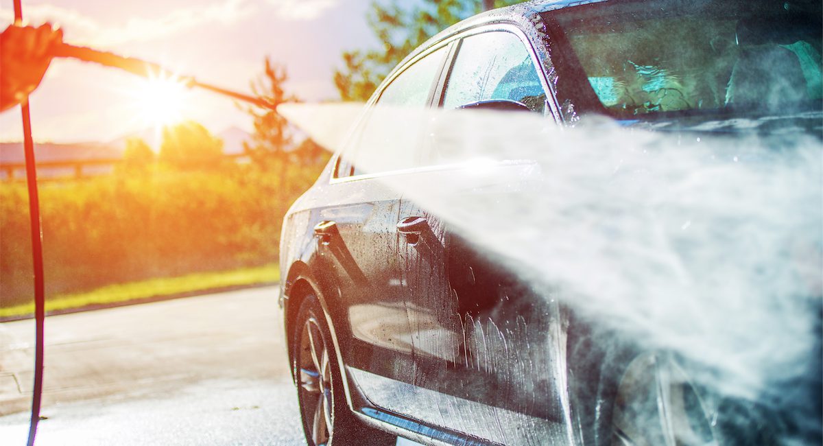 Le rituel d’un bon nettoyage automobile du gars fier de son char