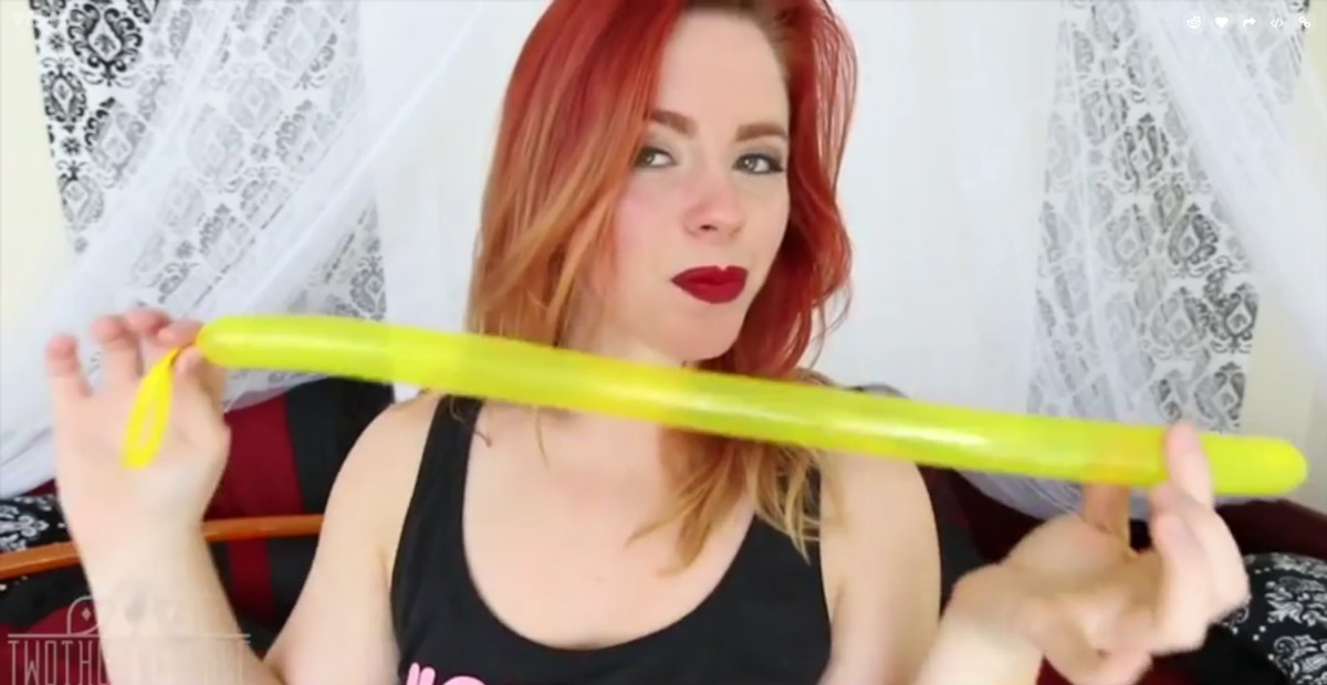 Elle fait un deep throat de 34 pouces pour battre le record du monde
