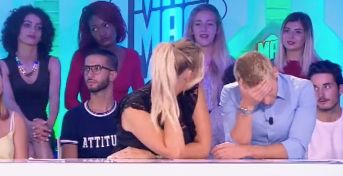 Une chanteuse s’écarte les jambes sans culotte en live à la télé et la réaction de ses collègues est…