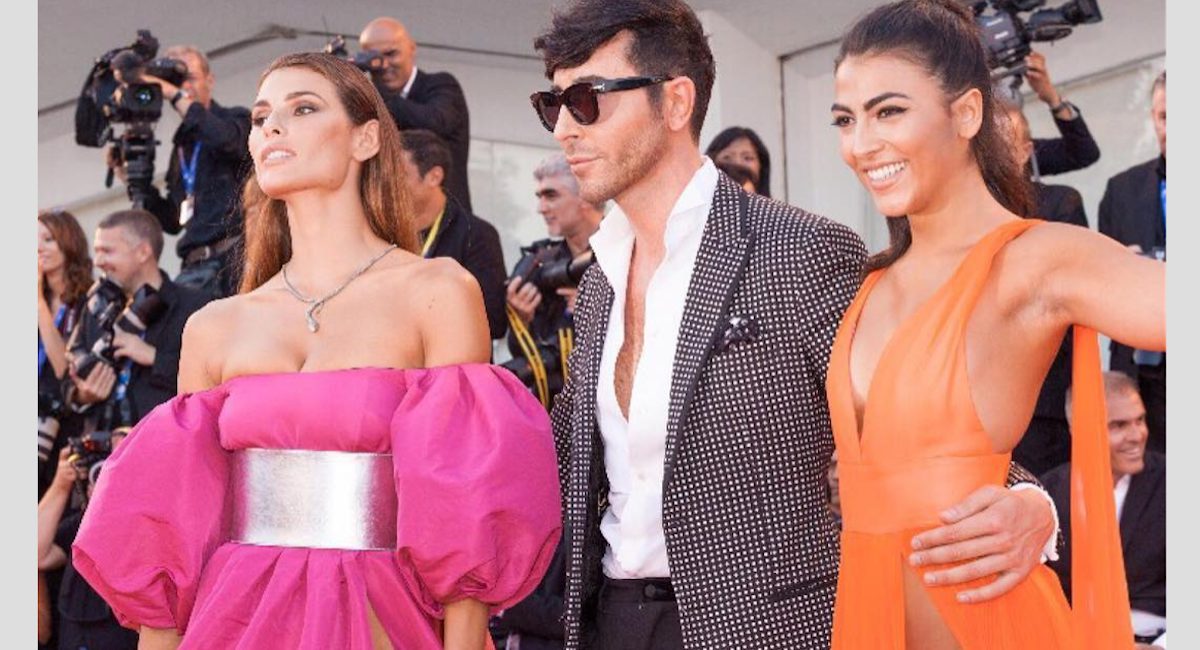 Ces 2 mannequins montrent leur sexe entièrement sur le tapis rouge (et ce n'est pas une erreur)