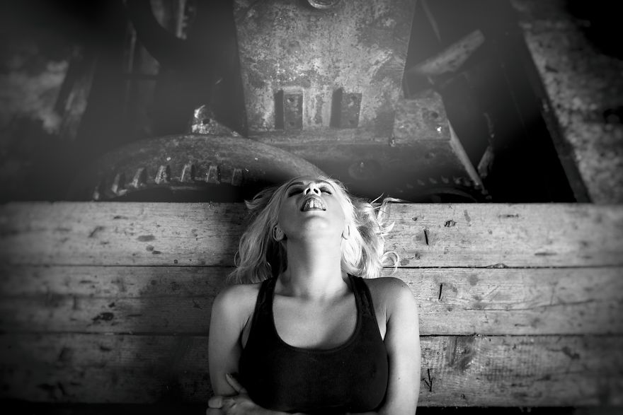 Il photographie des femmes en train d'avoir un orgasme puissant