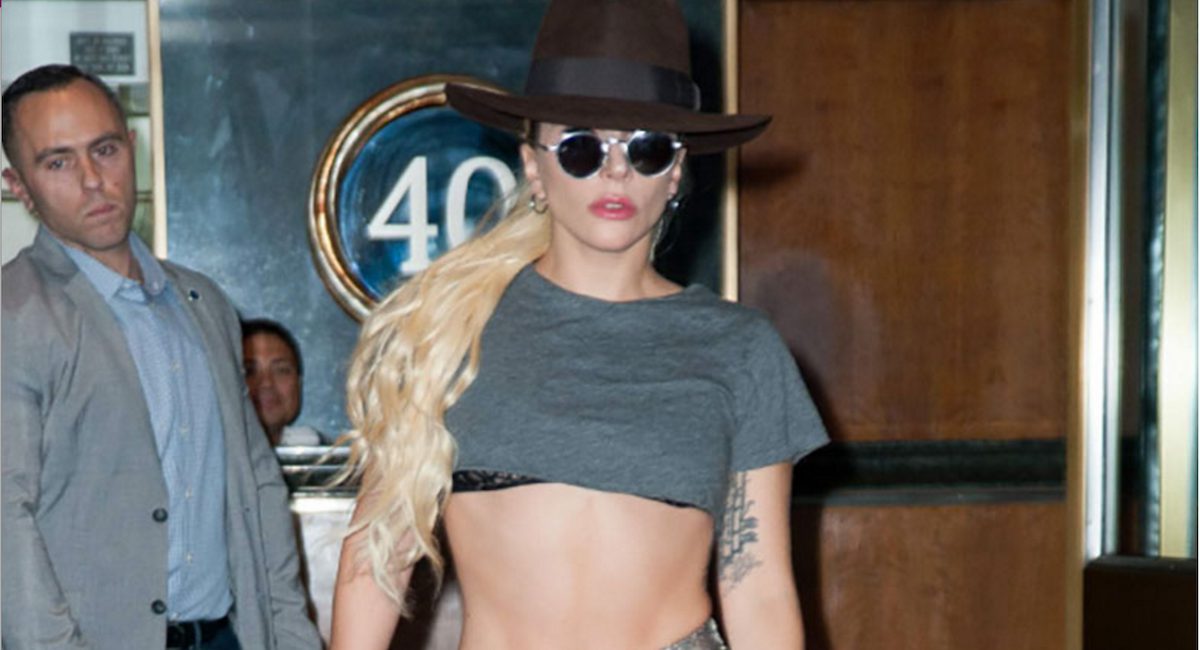 Oups… les grosses lèvres de Lady Gaga ont dépassé de son string…