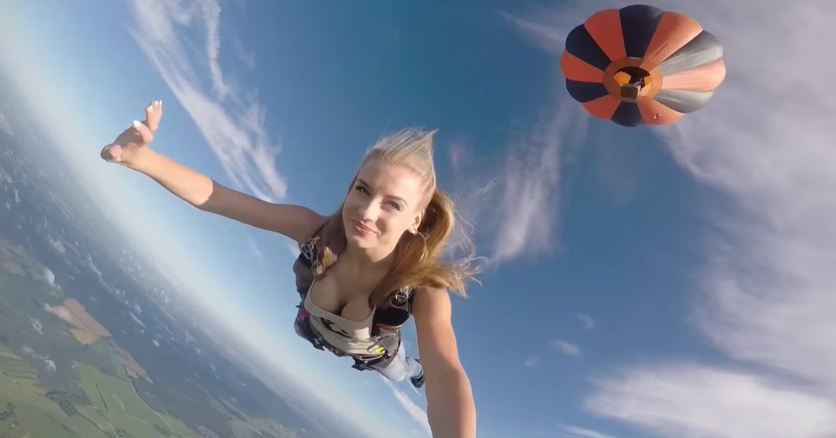 Cette fille sexy aux seins gigantesques fait du parachute et porte une toute petite camisole