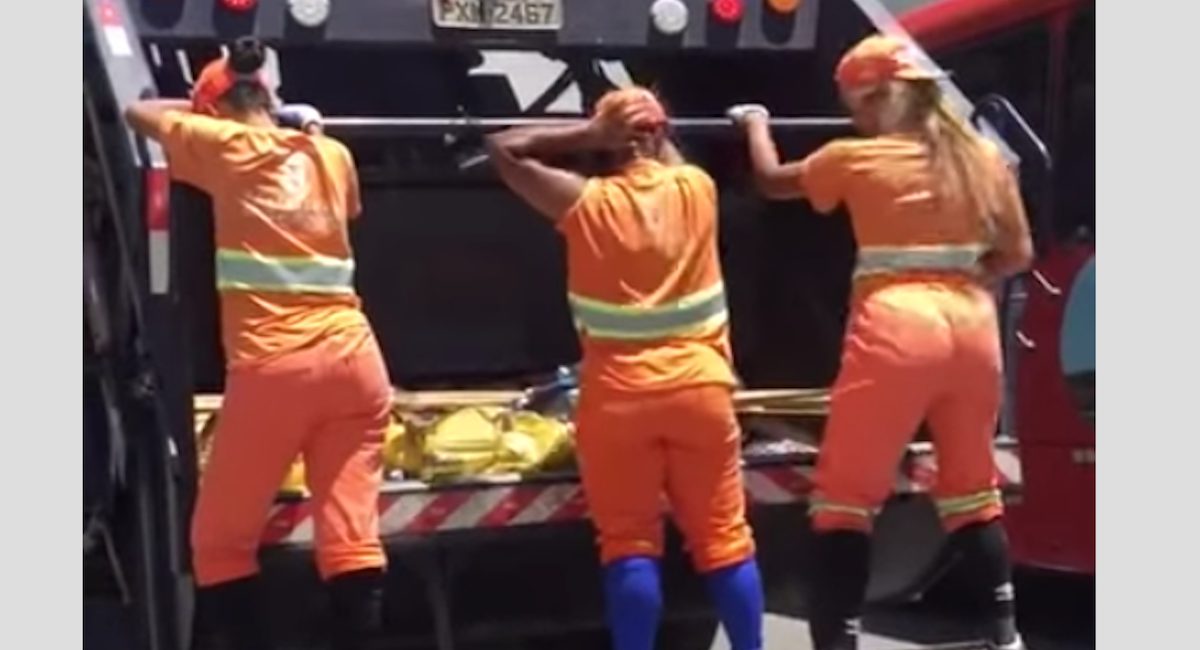 Ces éboueuses sexy créent du trafic parce qu’elles font ceci avec leurs fesses en pleine rue