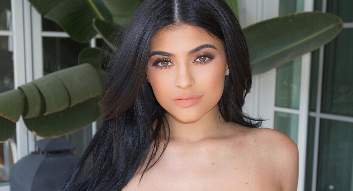 Tyga touche pratiquement le minou de Kylie Jenner dans ce selfie osé