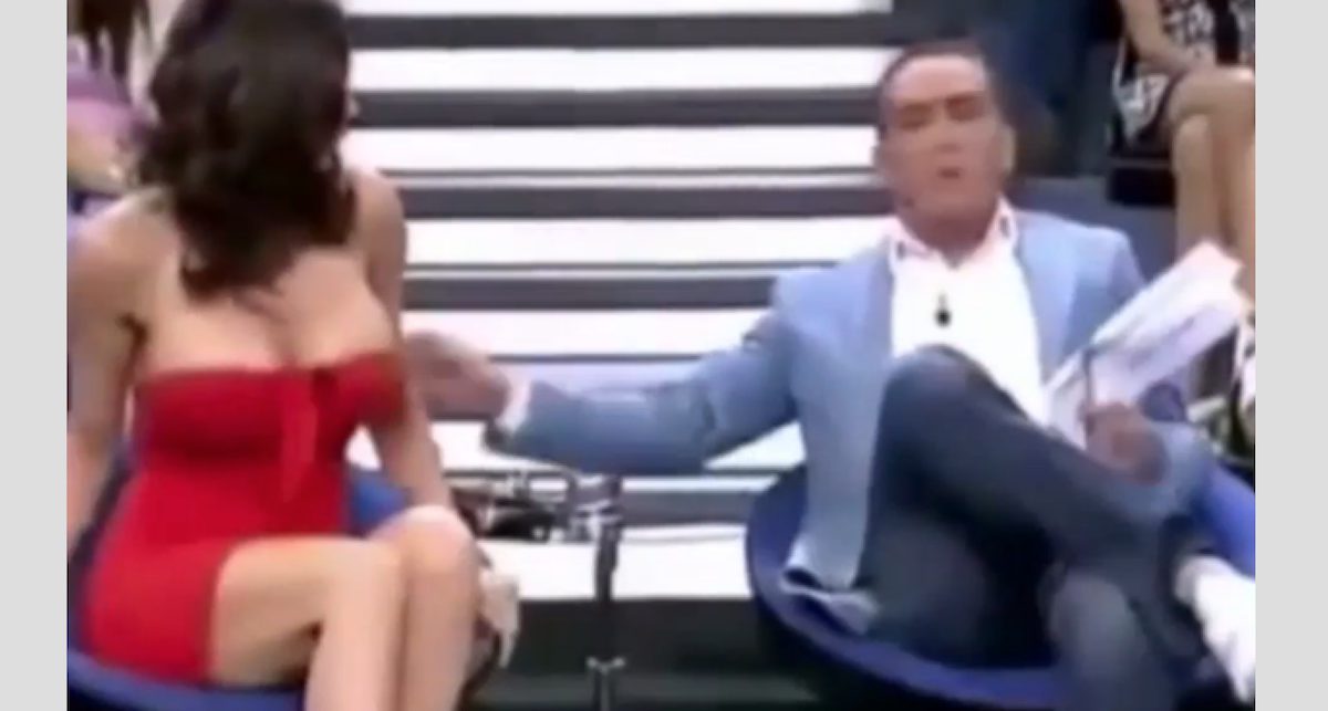 Un animateur dévoile par accident les seins de son invitée en live à la télé