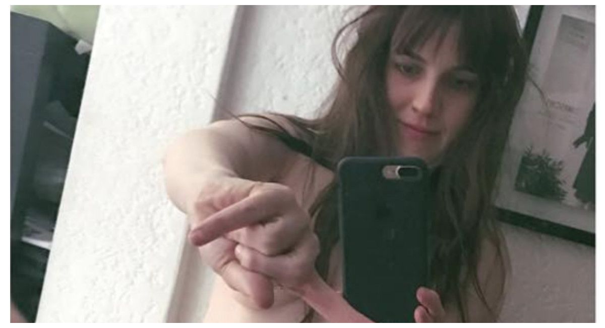One Finger Selfie : prendre un selfie nu en se cachant avec juste un doigt -2