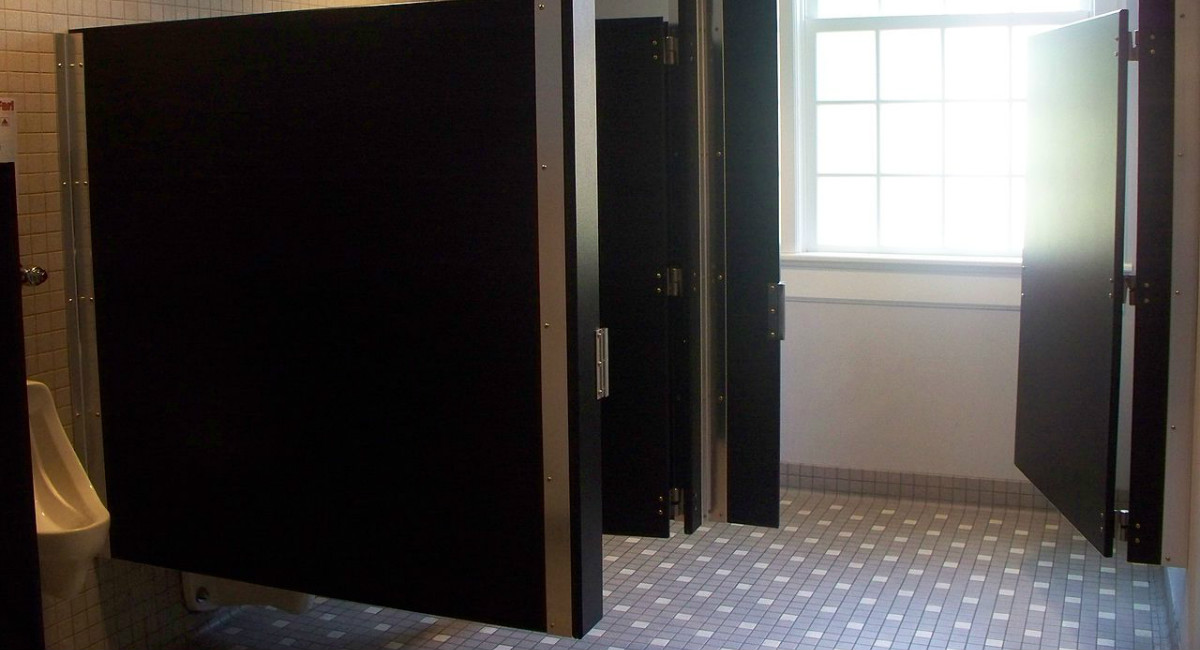 Voici la façon la plus hygiénique d'utiliser une toilette publique