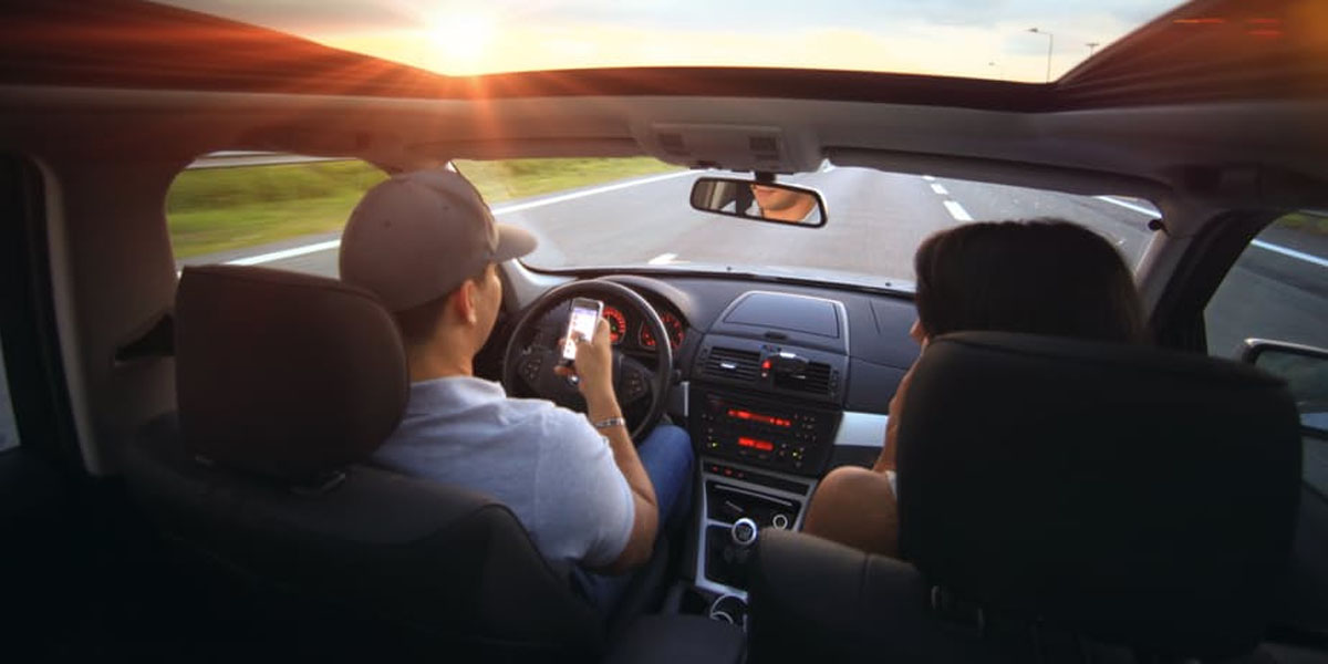 Une nouvelle technologie qui BLOQUERAIT votre cellulaire en voiture!