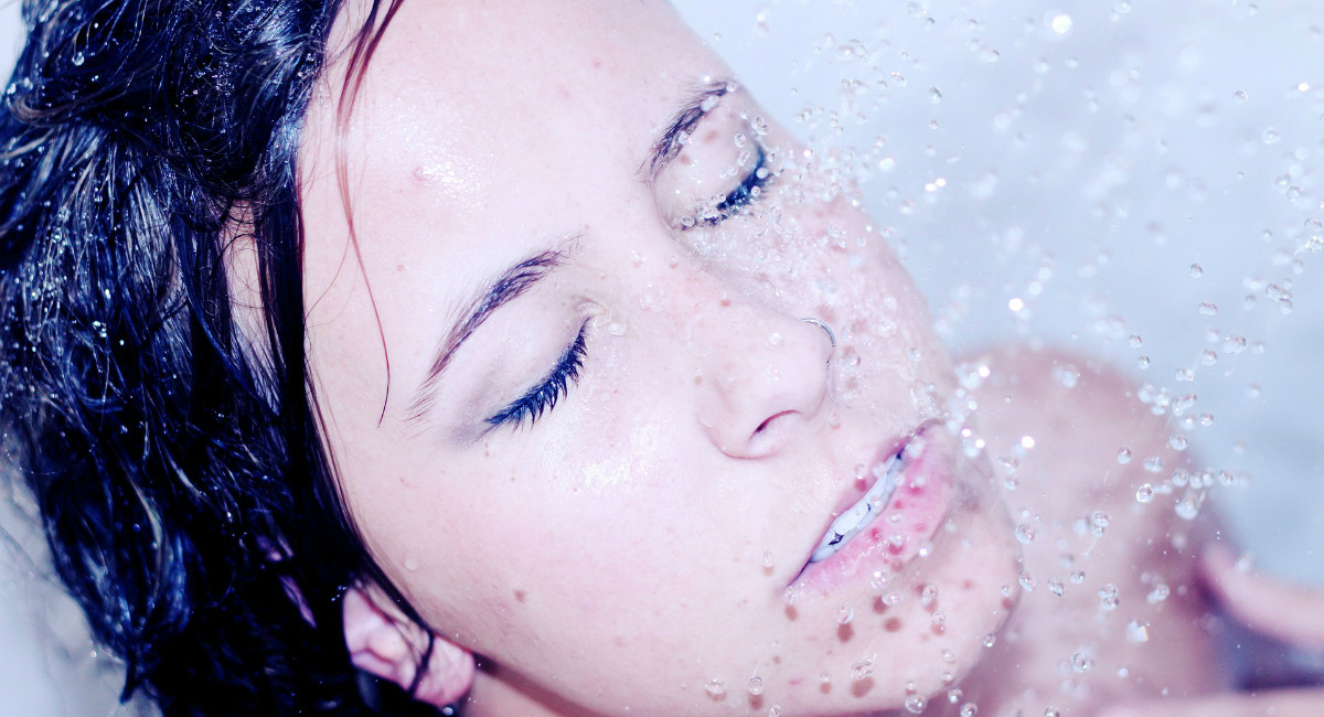 Si votre blonde fait ça dans la douche, elle double ses risques d’avoir le cancer