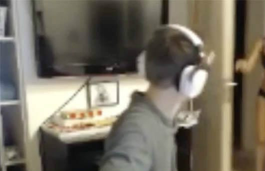 Sa mère passe en sous-vêtements derrière lui en pleine partie de jeu. La honte!