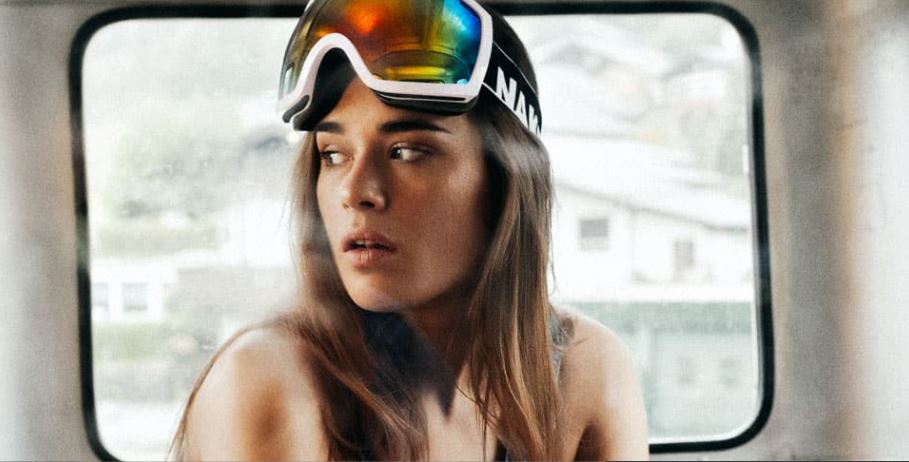 Depuis que cette boutique a pris des filles nues pour ses pubs, elle a triplé ses ventes