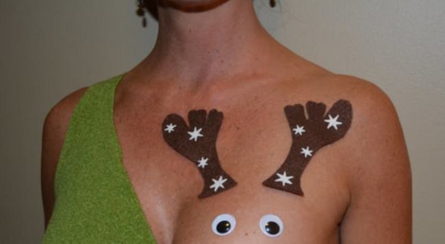 La nouvelle mode : déguiser son sein en renne du père Noël