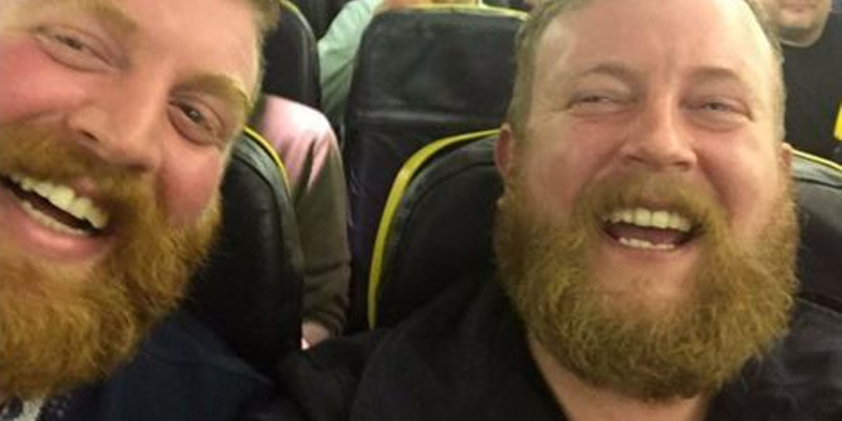 Il s’assoit à côté de son sosie dans l’avion complètement par hasard!