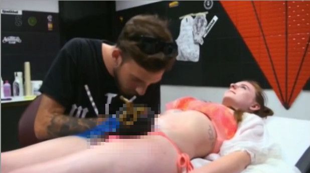Elle se fait tatouer un cupcake entre les jambes, vous savez, à l'endroit où on...