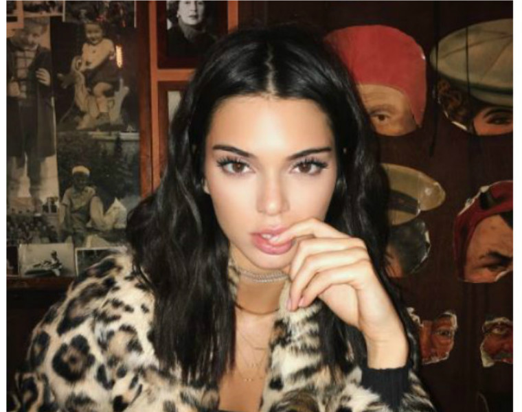 Après avoir publié cette photo en bikini, Kendal Jenner se faire dire d’aller se tailler les…